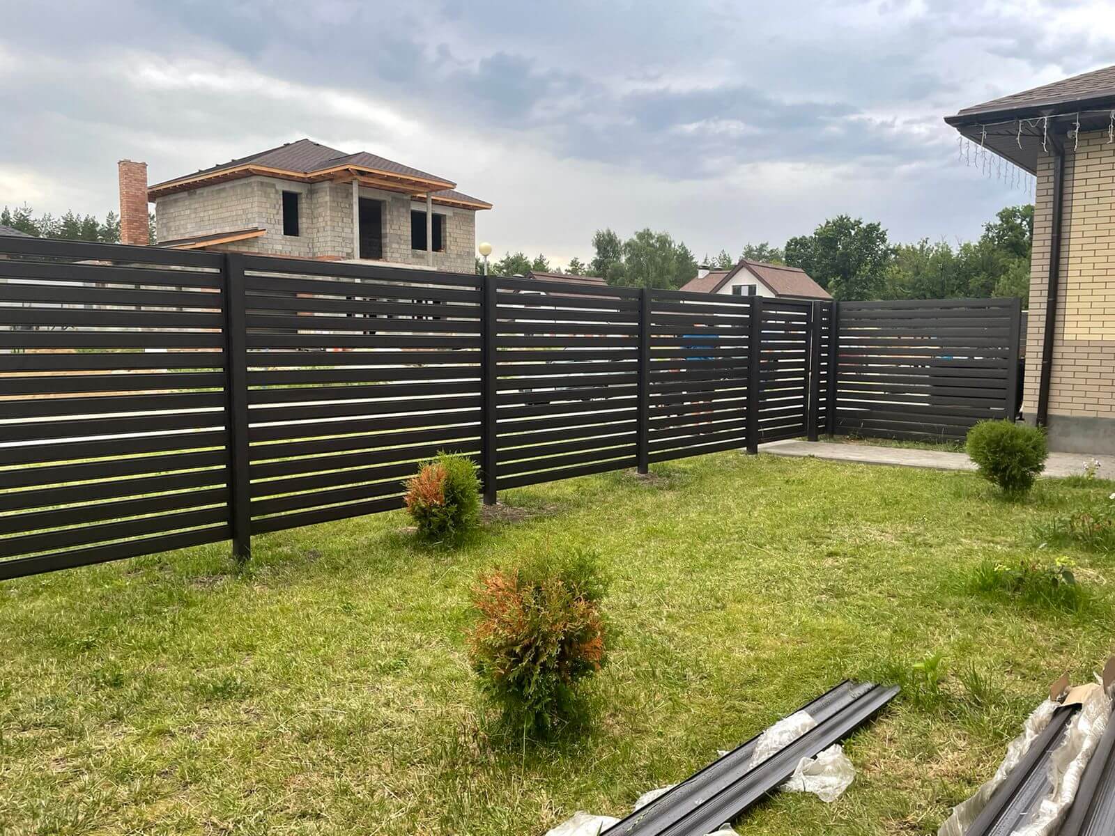 Забор из металлического планкена RAL8019 МАТТЕ фото2 в Петрозаводске