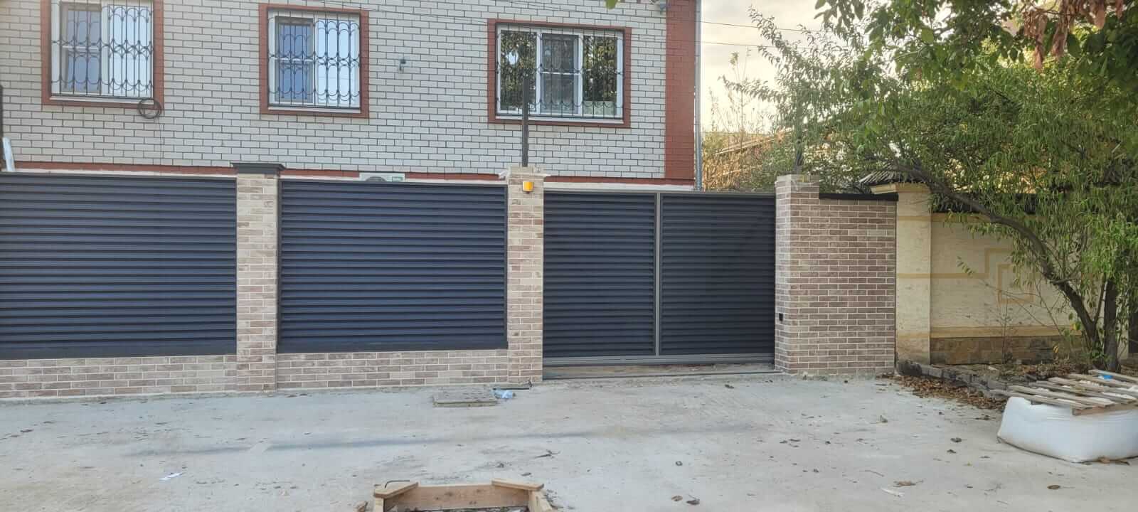 Забор-жалюзи с ламелями ЭКО-Z US усиленные 20м RAL7024/7024 Серый Графит двусторонний МАТТЕ фото 2 в Петрозаводске