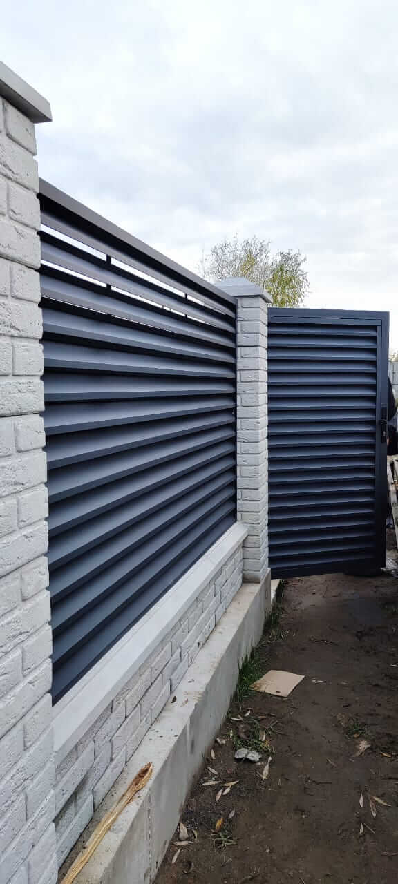Забор-жалюзи из ламелей ЭКО-Z 32м RAL7024 Серый Графит МАТТЕ фото 4 в Петрозаводске