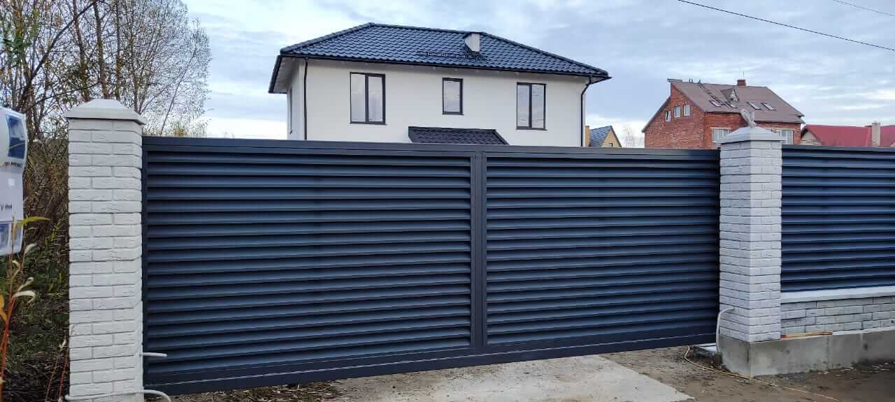 Забор-жалюзи из ламелей ЭКО-Z 32м RAL7024 Серый Графит МАТТЕ фото 2 в Петрозаводске