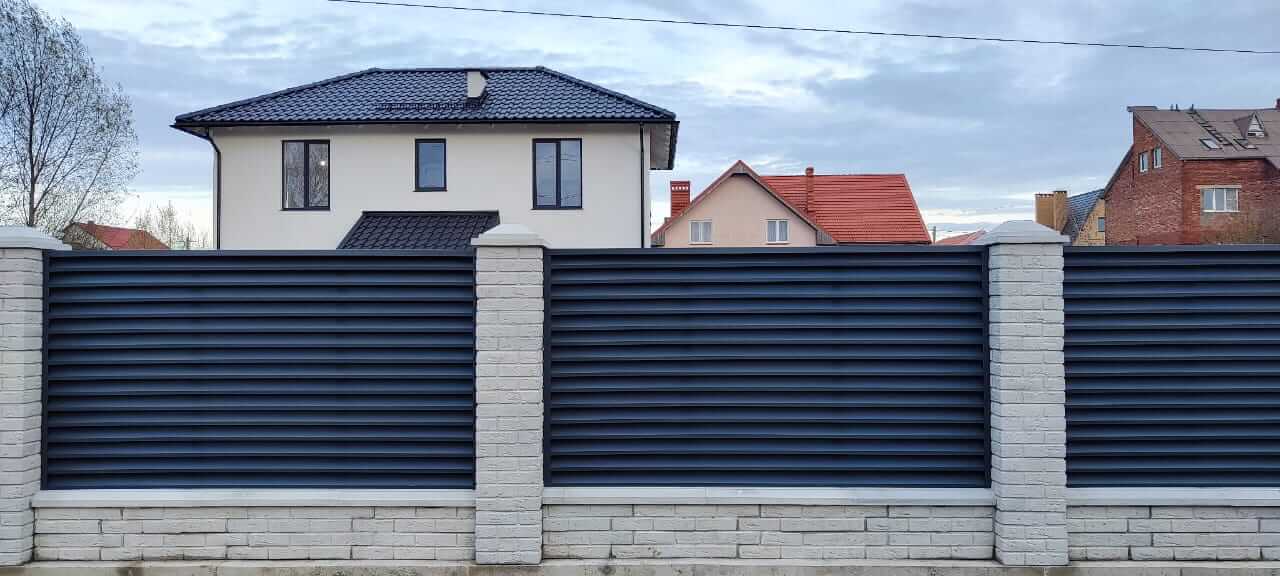 Забор-жалюзи из ламелей ЭКО-Z 32м RAL7024 Серый Графит МАТТЕ в Петрозаводске