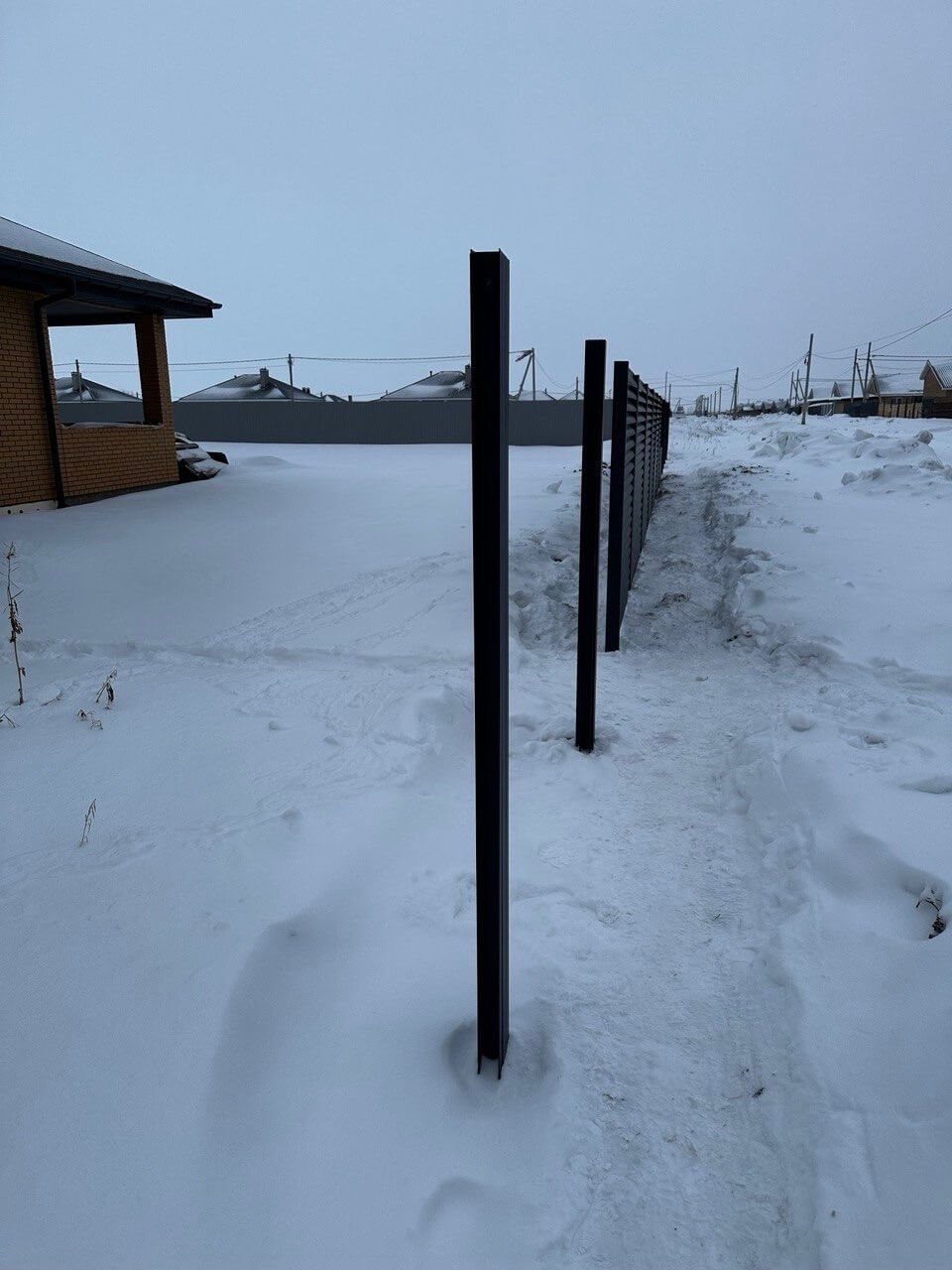 Забор-жалюзи из ламелей еврожалюзи 57м RAL7024 Серый Графит МАТТЕ фото 5 в Петрозаводске