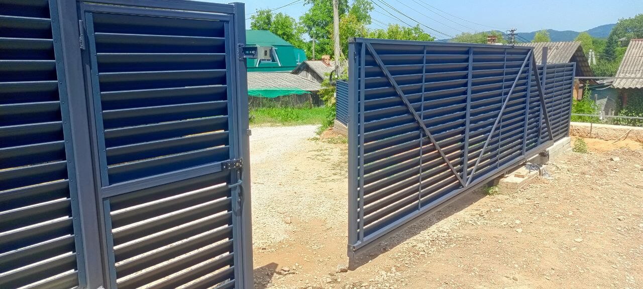 Забор-жалюзи из ламелей Еврожалюзи 53м RAL7024 Серый Графит МАТТЕ фото 16 в Петрозаводске