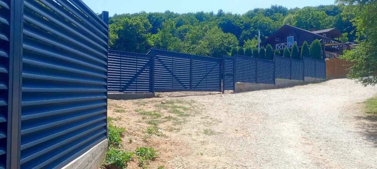 Забор-жалюзи из ламелей Еврожалюзи 53м RAL7024 Серый Графит МАТТЕ фото 8 в Петрозаводске