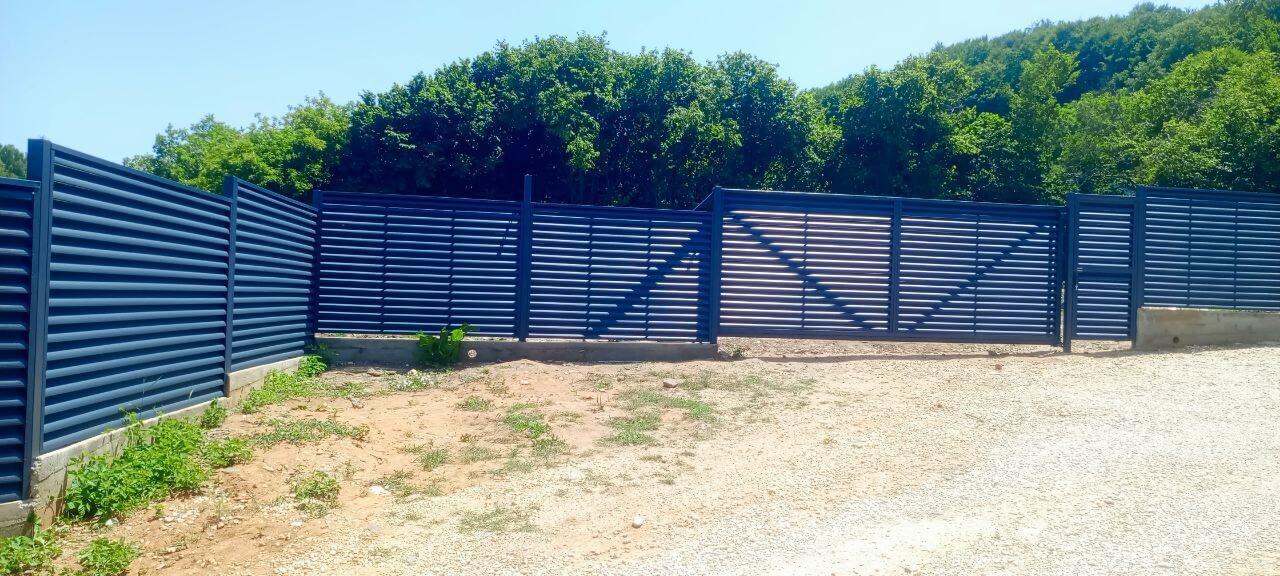 Забор-жалюзи из ламелей Еврожалюзи 53м RAL7024 Серый Графит МАТТЕ фото 7 в Петрозаводске