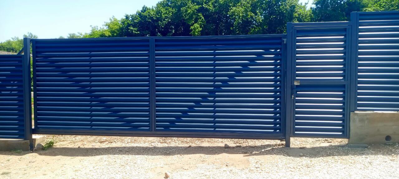 Забор-жалюзи из ламелей Еврожалюзи 53м RAL7024 Серый Графит МАТТЕ фото 5 в Петрозаводске