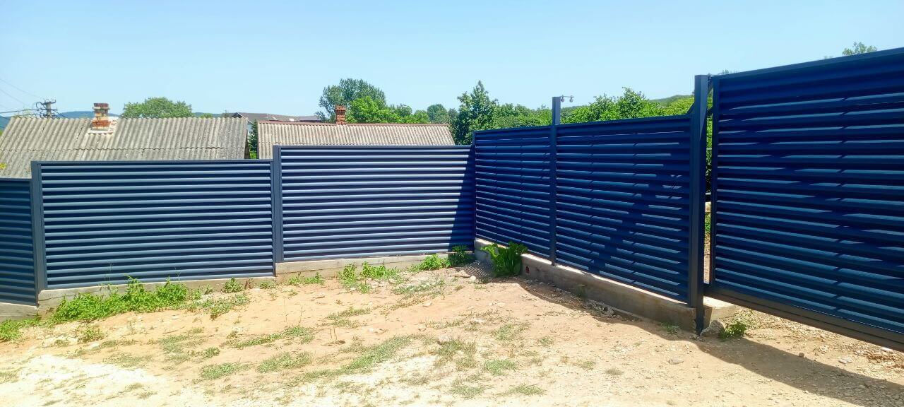 Забор-жалюзи из ламелей Еврожалюзи 53м RAL7024 Серый Графит МАТТЕ фото 4 в Петрозаводске