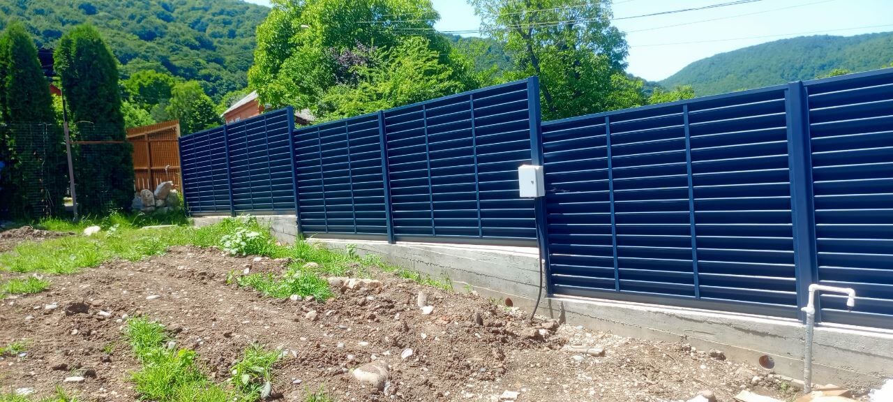 Забор-жалюзи из ламелей Еврожалюзи 53м RAL7024 Серый Графит МАТТЕ фото 3 в Петрозаводске