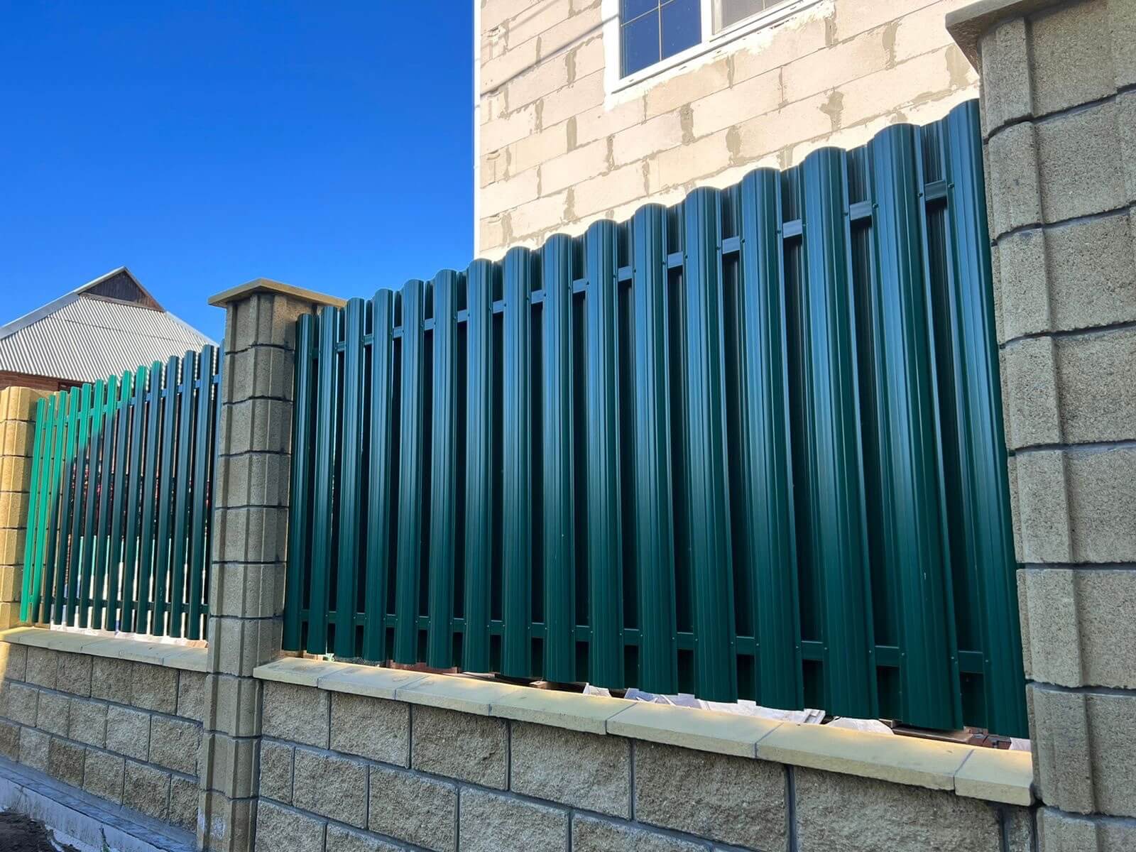 Забор из евроштакетника 22м RAL6005/6005 Зеленый Мох двусторонний фото 7 в Петрозаводске