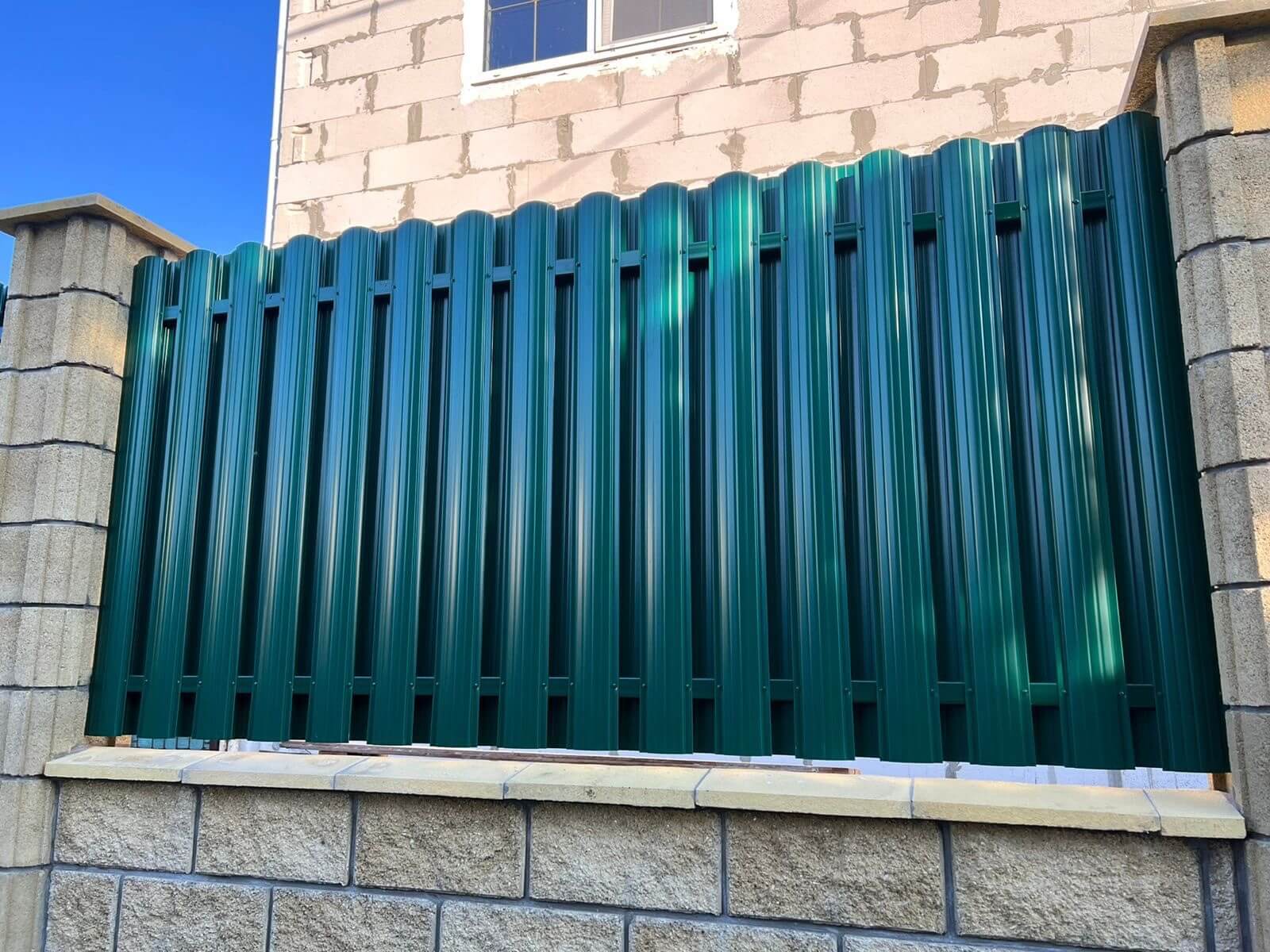 Забор из евроштакетника 22м RAL6005/6005 Зеленый Мох двусторонний фото 2 в Петрозаводске