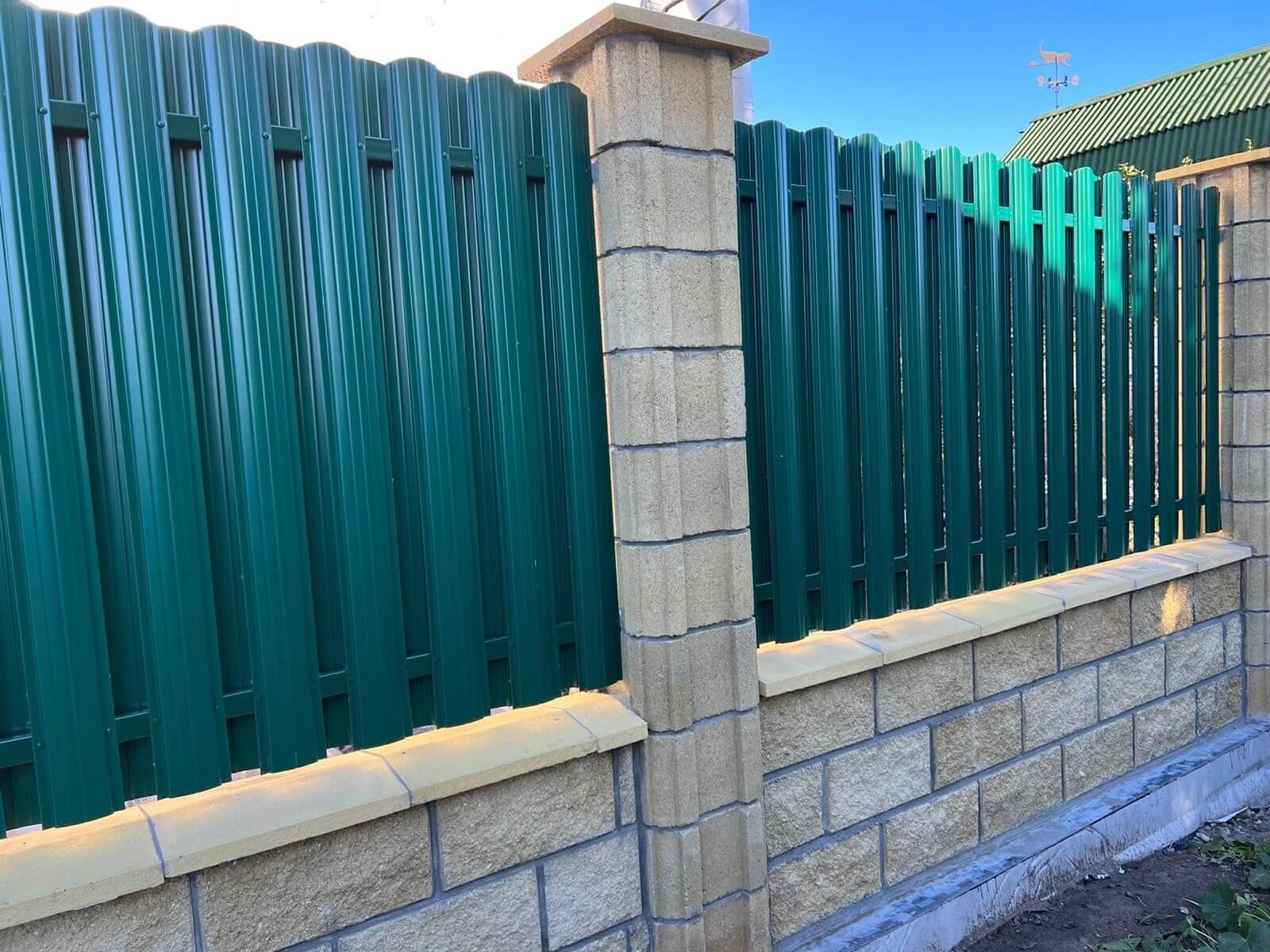 Забор из евроштакетника 22м RAL6005/6005 Зеленый Мох двусторонний фото 1 в Петрозаводске