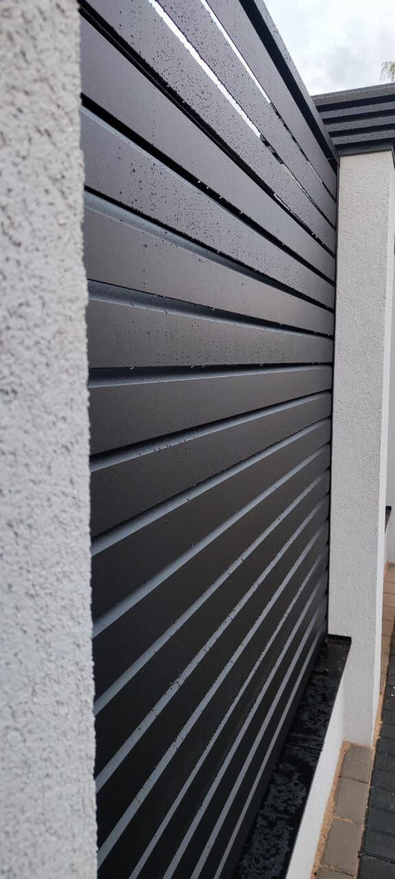 Забор-жалюзи из ламелей Хай-Тек 33м RAL9005/9005 Черный двусторонний МАТТЕ фото 4 в Петрозаводске