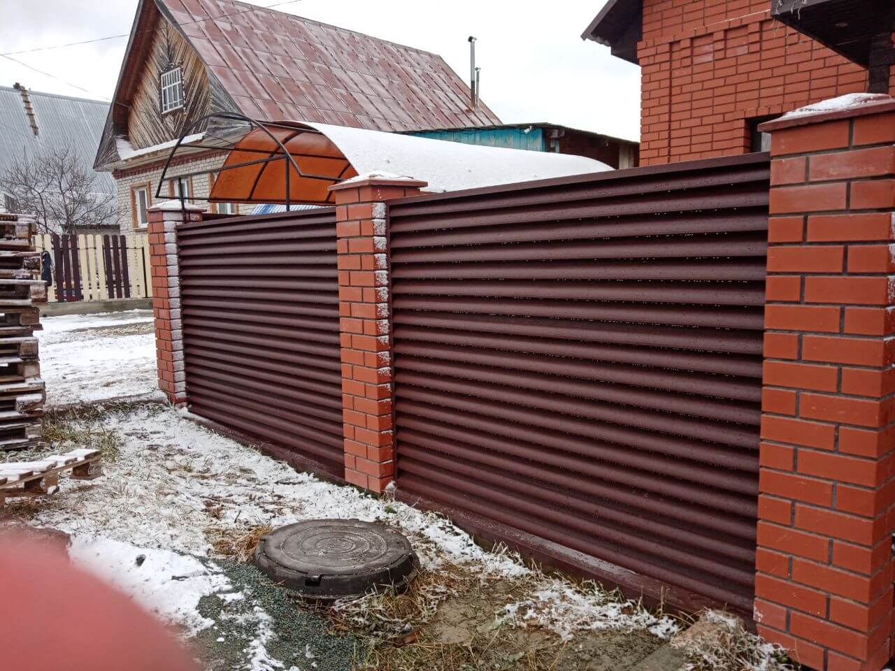 Забор из ламелей еврожалюзи 12м RAL8017/8017 Шоколад двусторонний МАТТЕ фото 3 в Петрозаводске