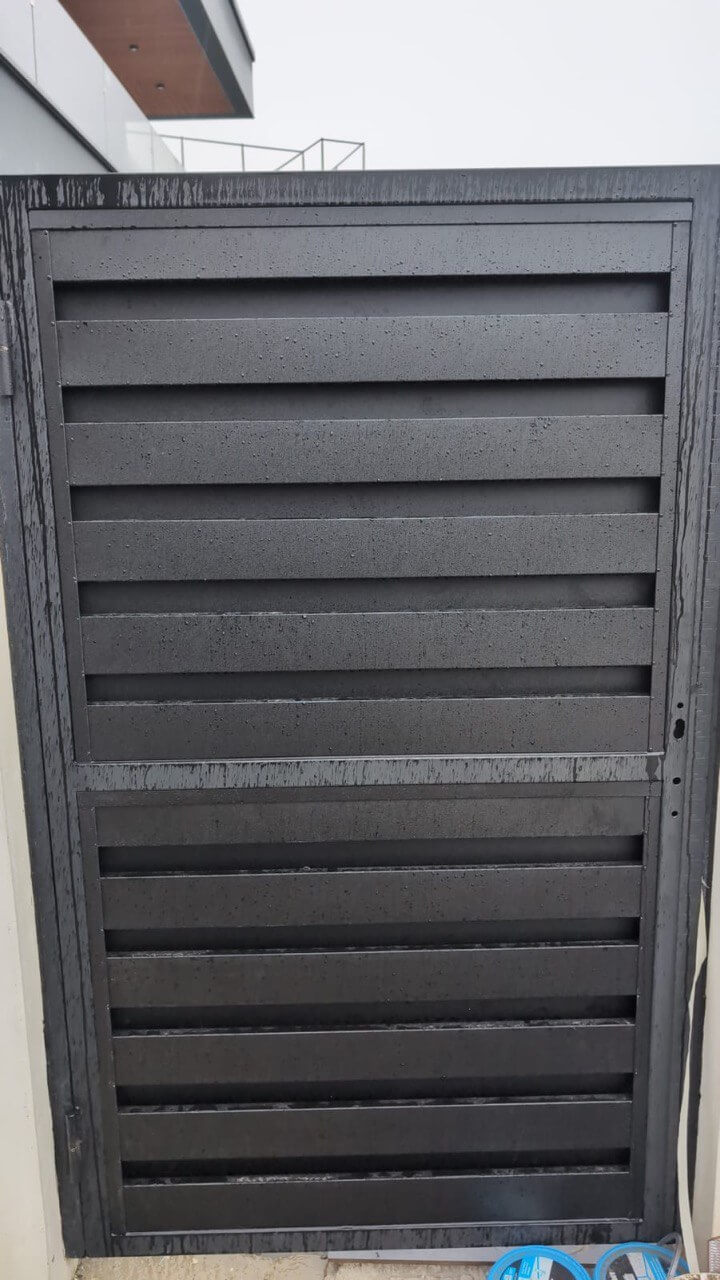 Откатные ворота с калиткой из металлопланкена RAL9005/9005 Черный двусторонний МАТТЕ фото 3 в Петрозаводске
