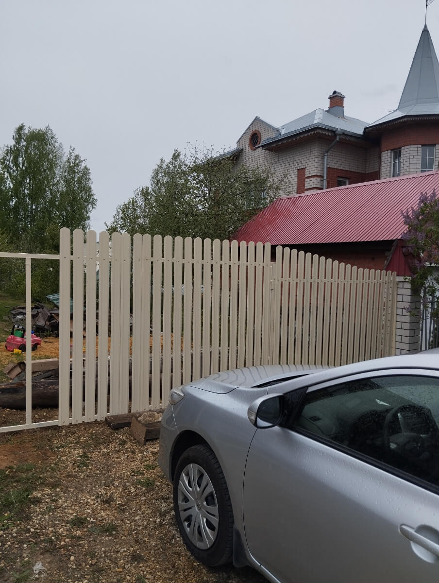 Забор из евроштакетника 9м RAL1015/1015 Слоновая Кость двусторонний фото 1 в Петрозаводске