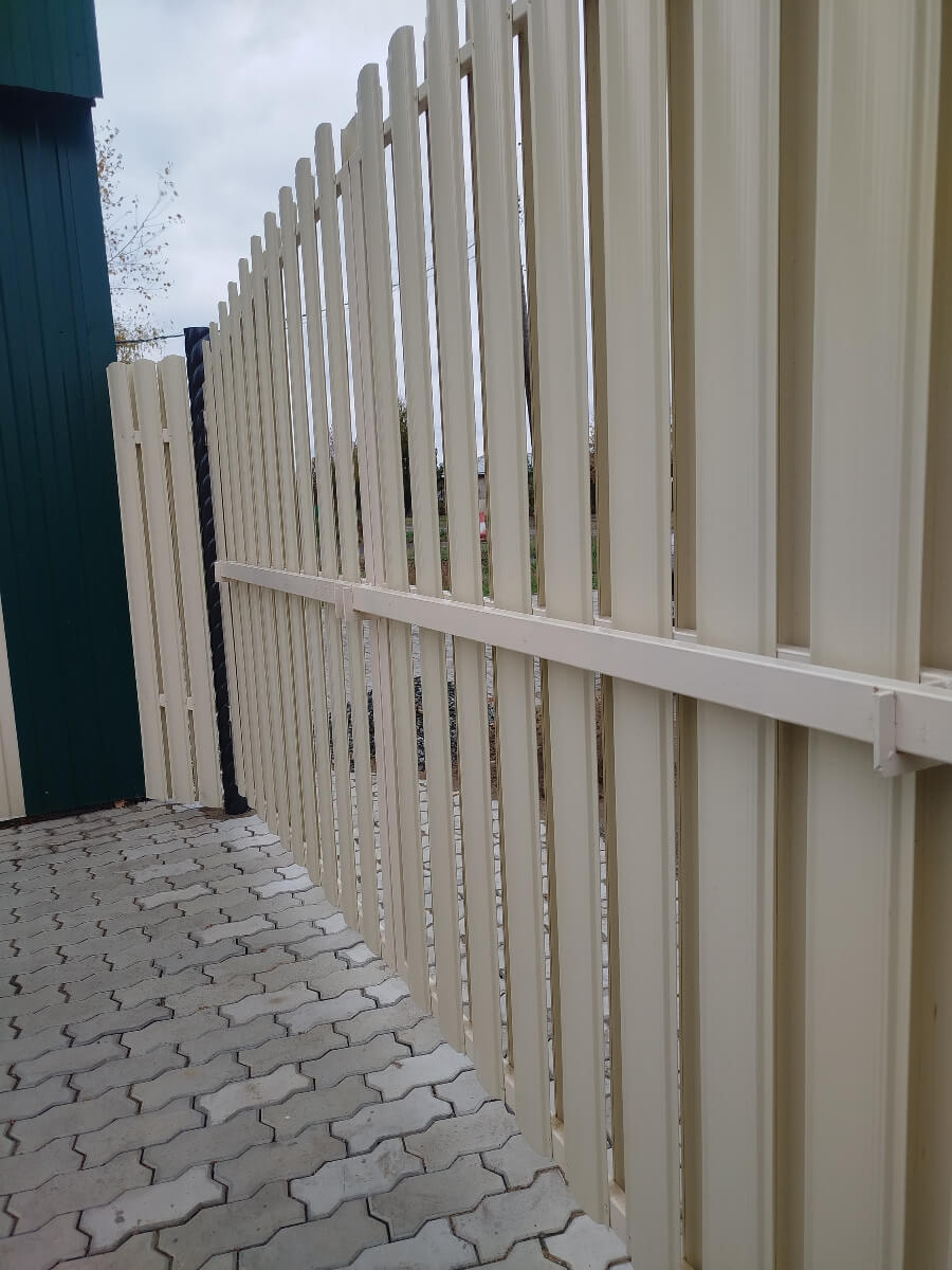 Забор из евроштакетника 14м RAL1015/1015 Слоновая Кость двусторонний фото 4 в Петрозаводске