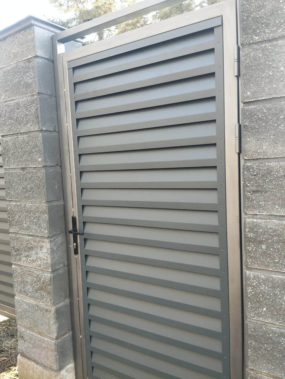 Откатные ворота с калиткой из ламелей Реснички RAL7024/7024 Серый Графит двусторонний МАТТЕ фото 2 в Петрозаводске