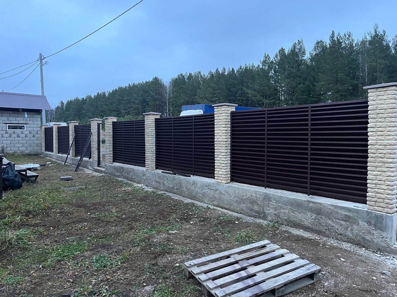 Забор-жалюзи из ламелей ЭКО-Z 18м RAL8017/8017 Шоколад двусторонний фото 3 в Петрозаводске