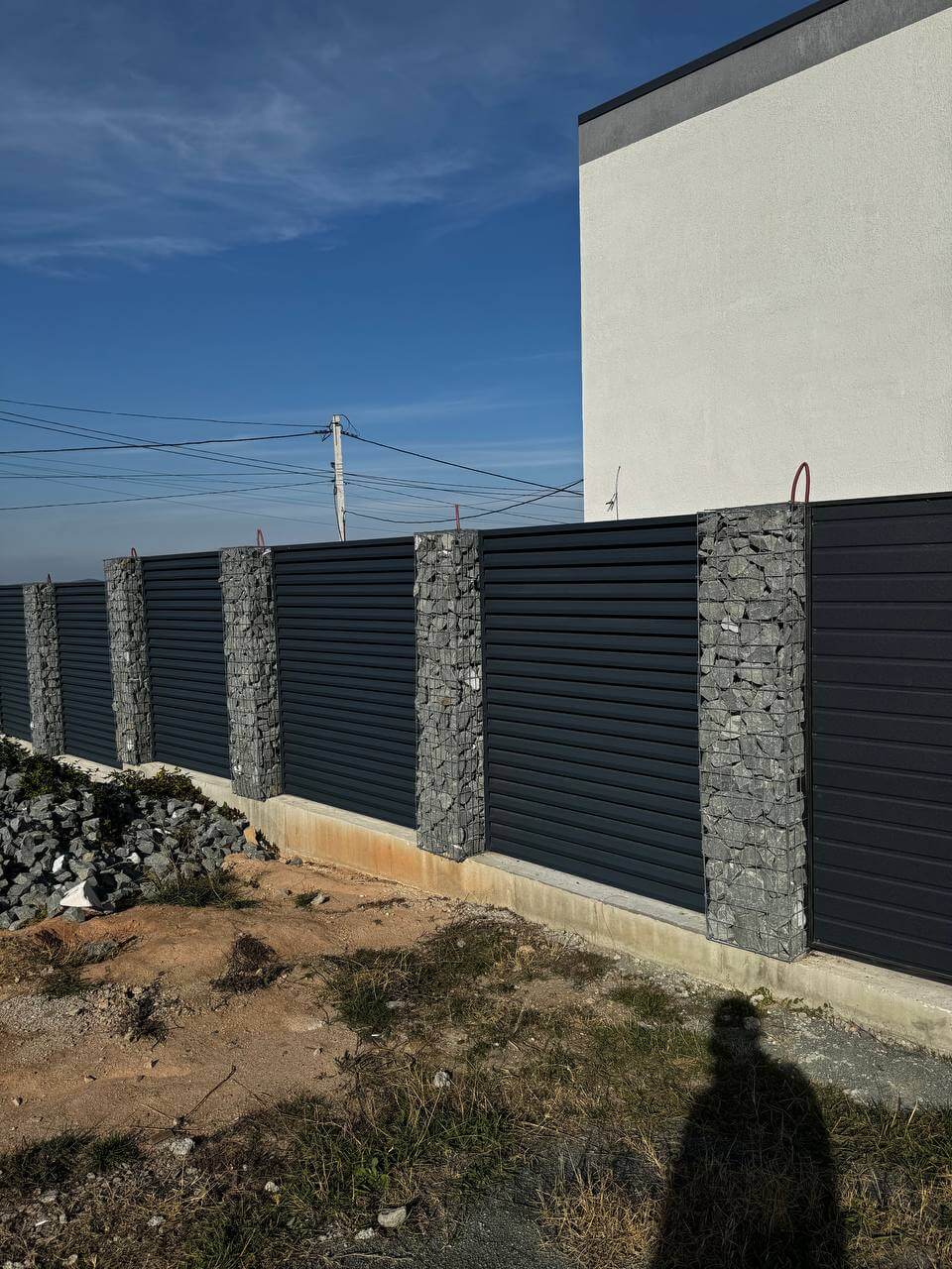 Забор-жалюзи из ламелей ЭКО-Z-US усиленных 36м RAL7024/7024 Серый Графит двусторонний МАТТЕ фото 6 в Петрозаводске