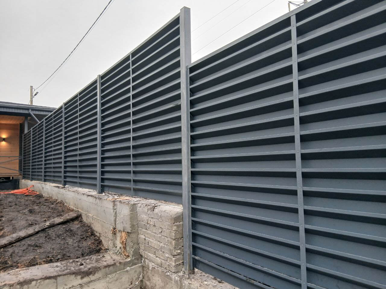 Забор-жалюзи из ламелей Хай-Тек 37м RAL7024/7024 Серый Графит двусторонний МАТТЕ фото 6 в Петрозаводске