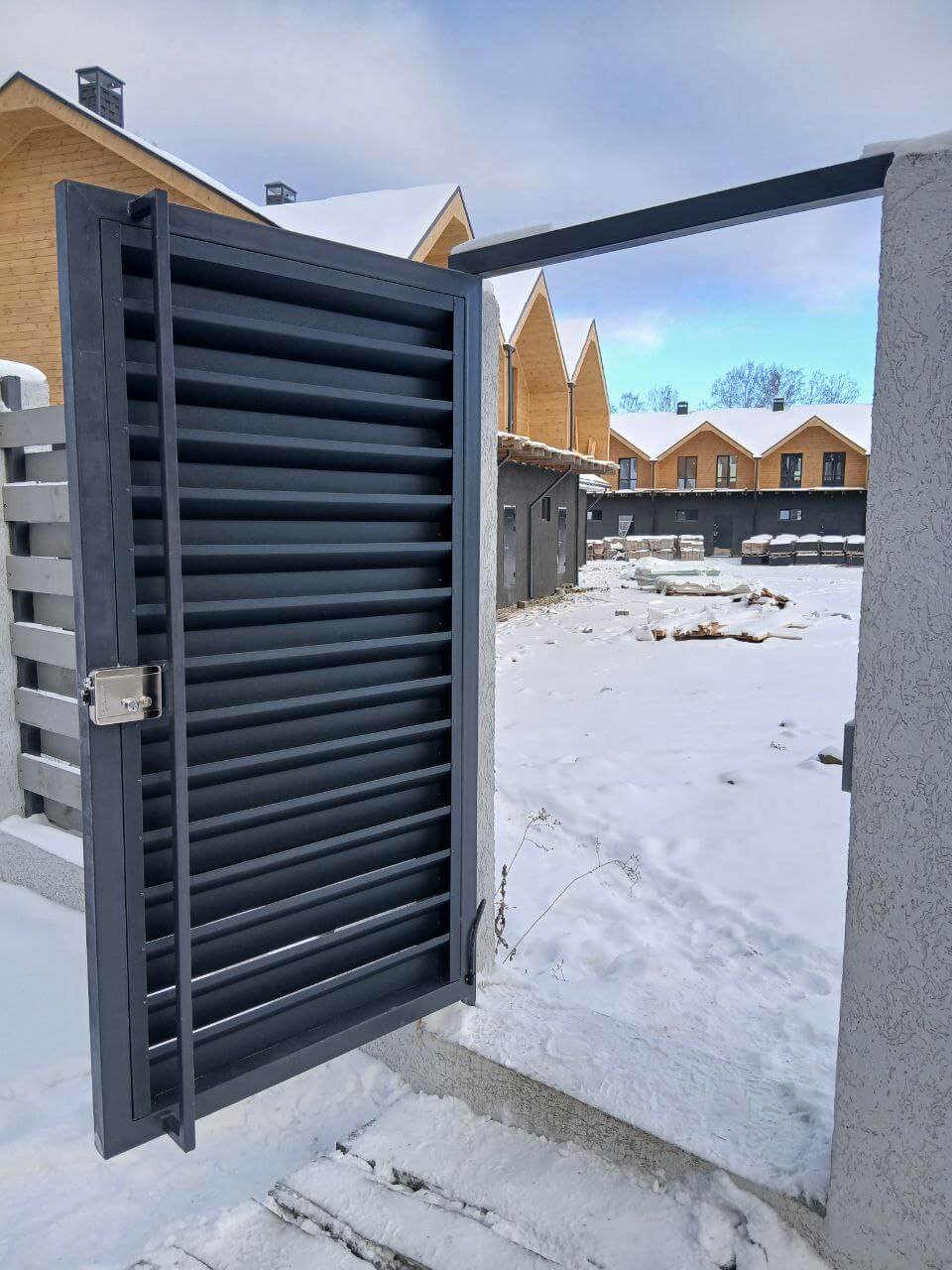 Входная группа из ламелей Хай-Тек RAL7024/7024 Серый Графит двусторонний МАТТЕ фото 21 в Петрозаводске