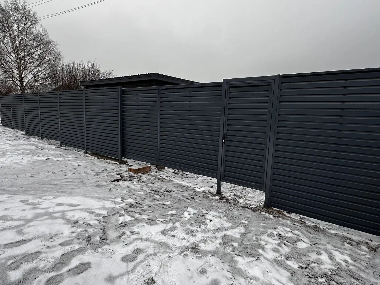 Забор-жалюзи из ламелей Хай-Тек 20м RAL7024/7024 Серый Графит двусторонний МАТТЕ фото 4 в Петрозаводске