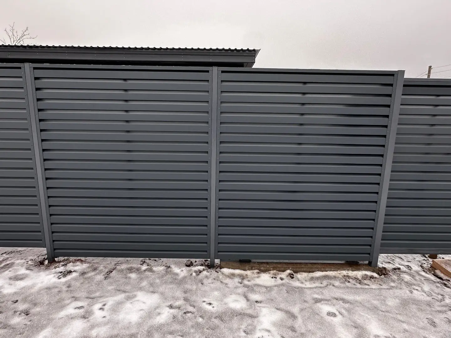 Забор-жалюзи из ламелей Хай-Тек 20м RAL7024/7024 Серый Графит двусторонний МАТТЕ фото 2 в Петрозаводске