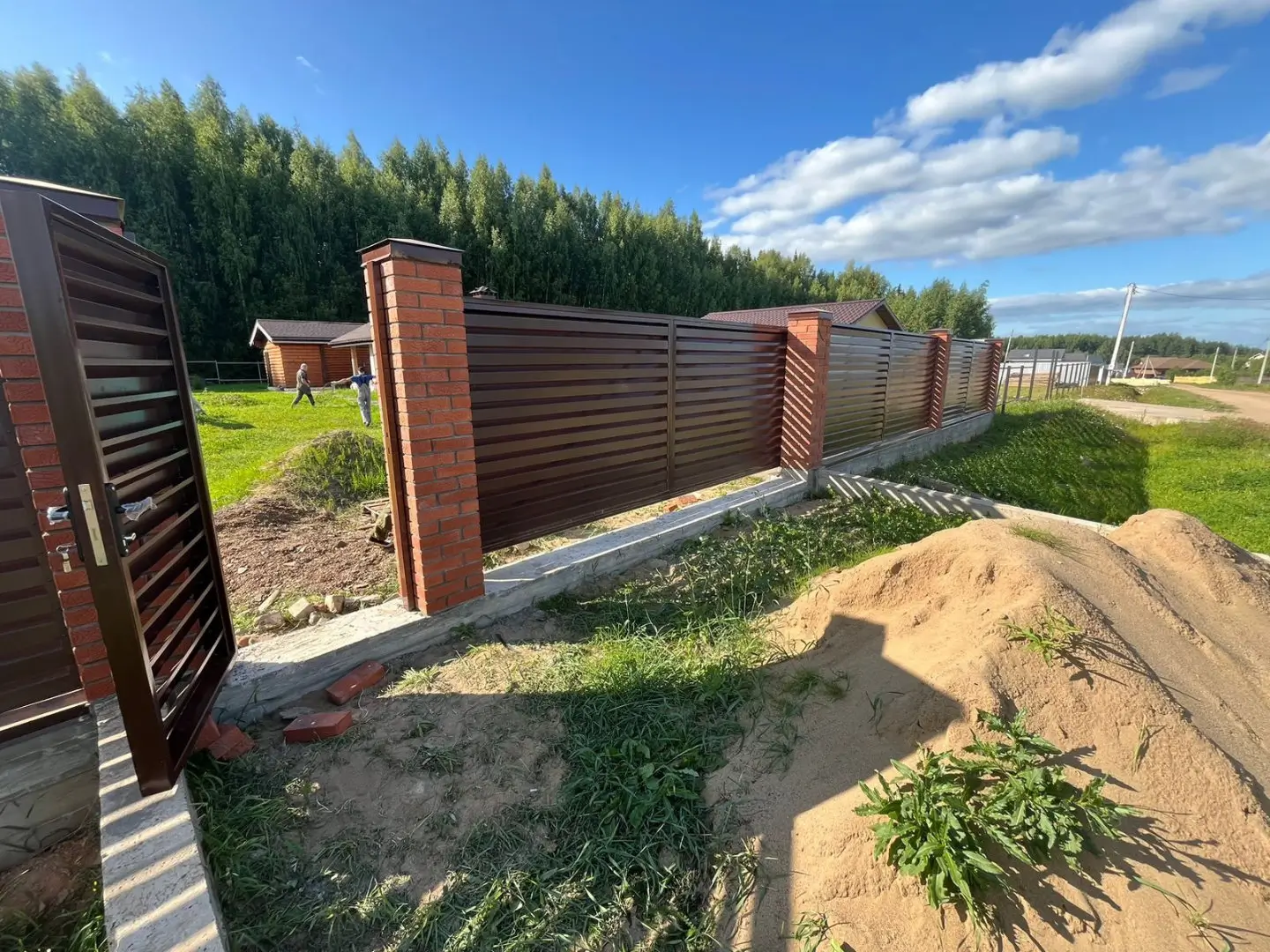 Забор-жалюзи из ламелей Хай-Тек 26м RAL8017/8017 Шоколад двусторонний фото 5 в Петрозаводске